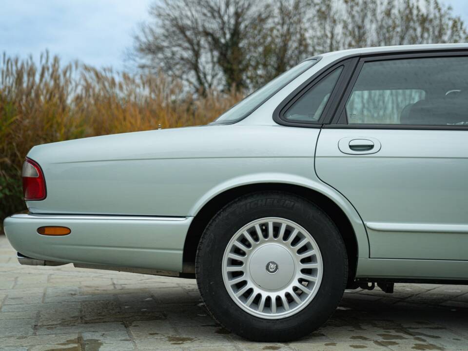 Immagine 27/50 di Jaguar XJ 8 Sovereign (1997)