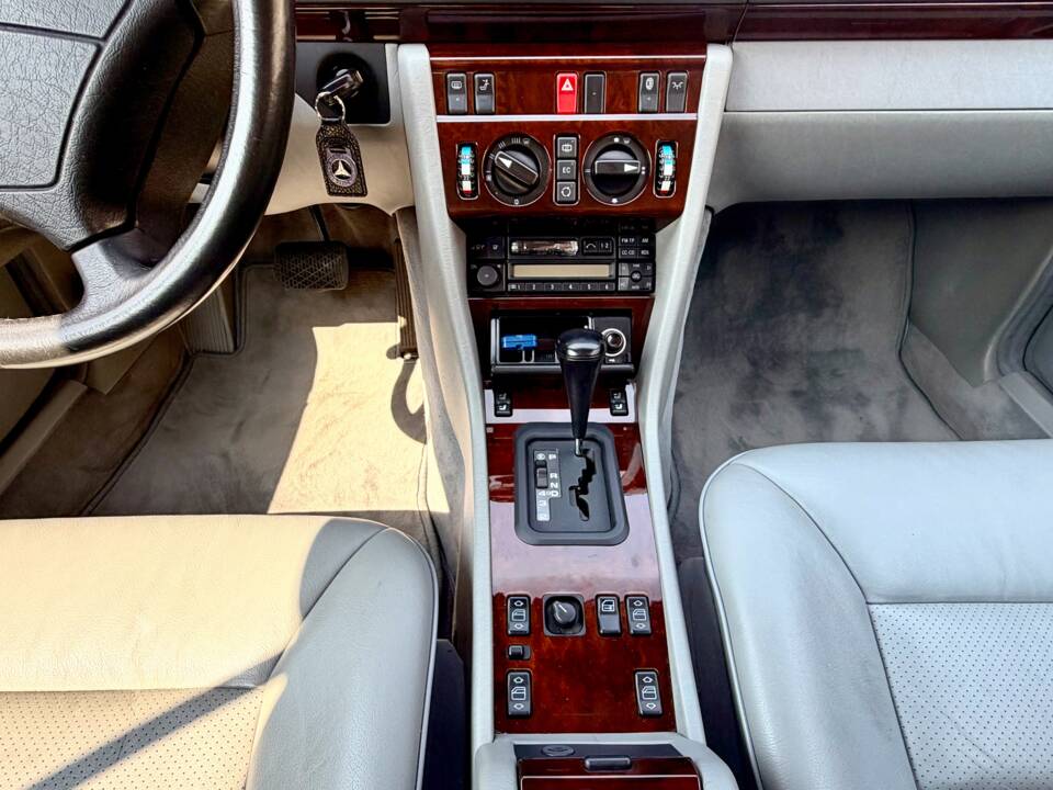 Image 12/16 of Mercedes-Benz E 320 (1996)