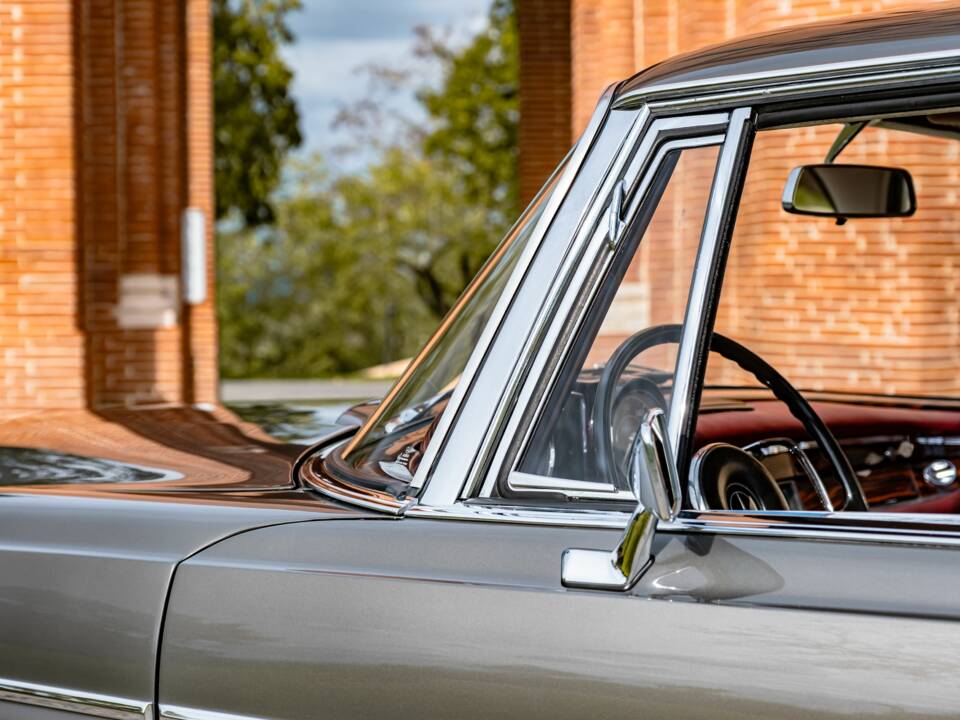 Image 21/86 of Mercedes-Benz 300 SE (1965)