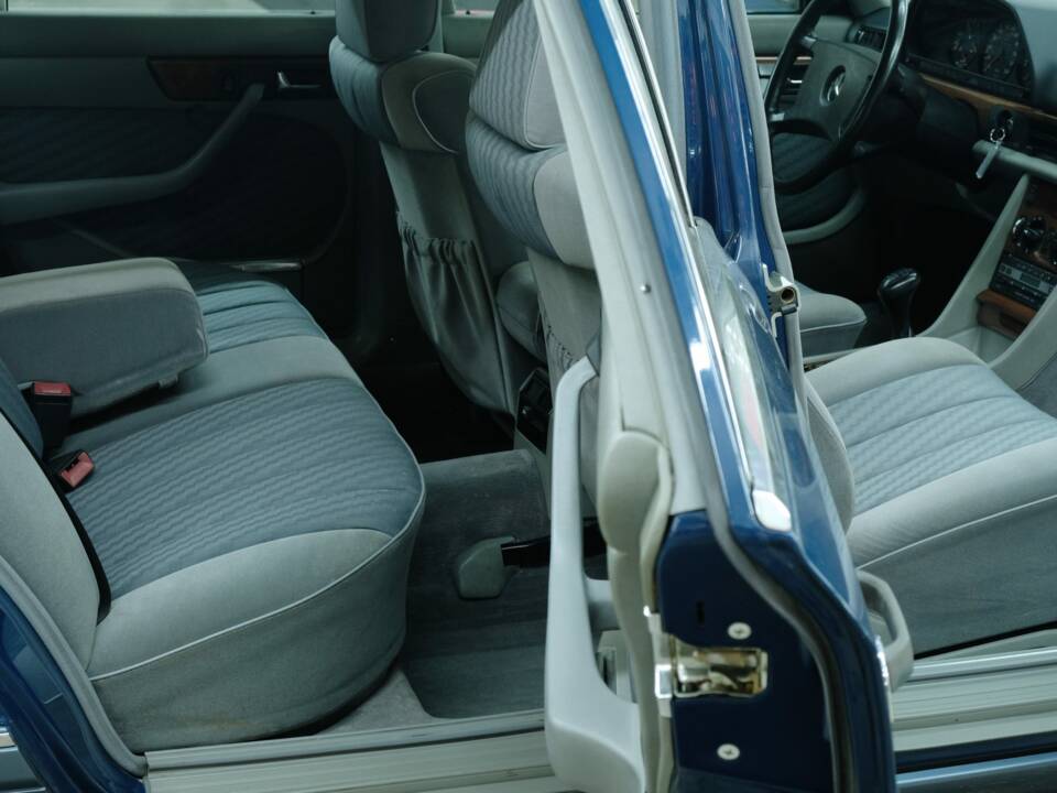 Bild 22/50 von Mercedes-Benz 300 SE (1990)