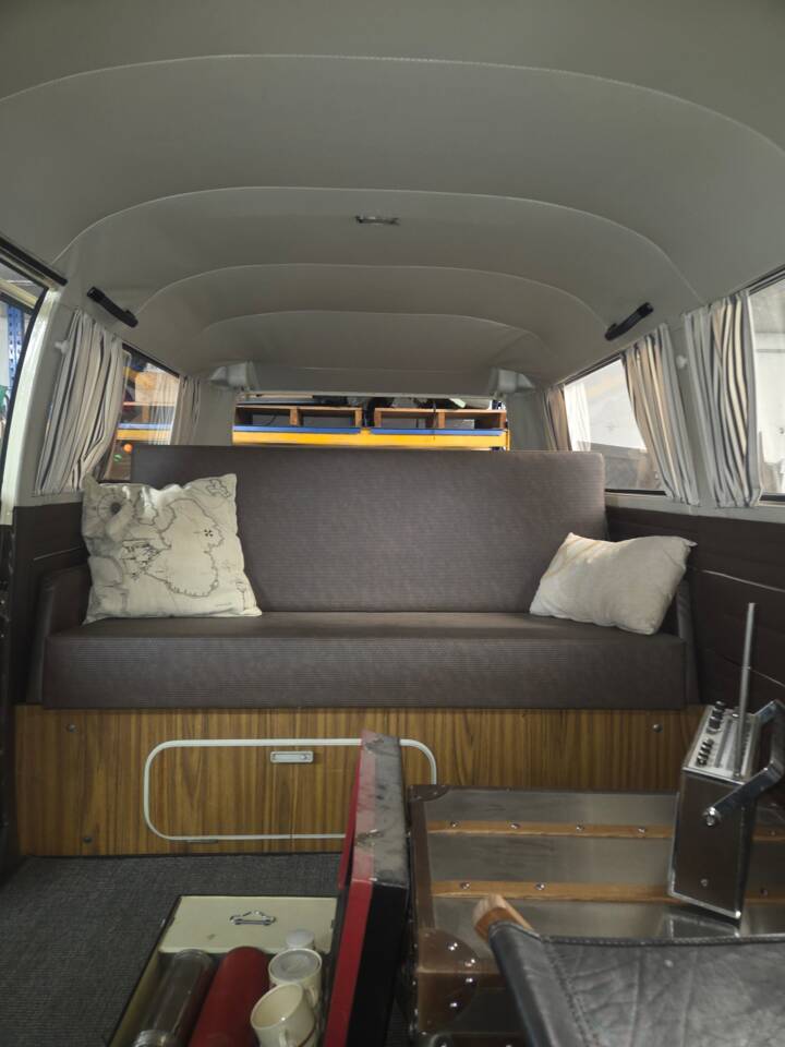 Image 6/10 of Volkswagen T2b Deluxe (1979)