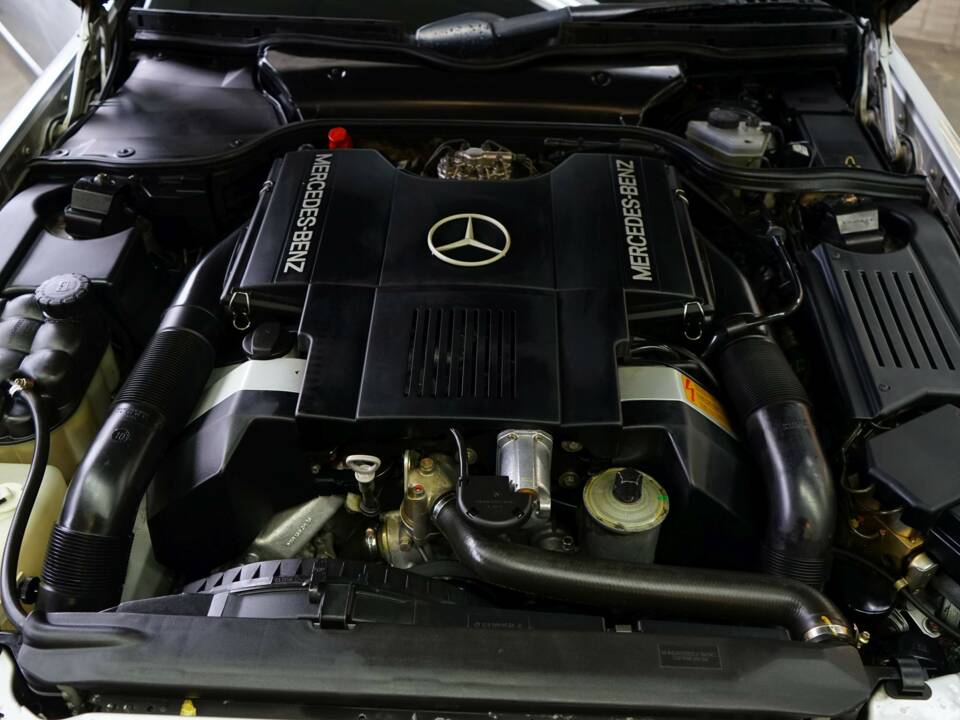 Image 31/38 of Mercedes-Benz 500 SL (1991)