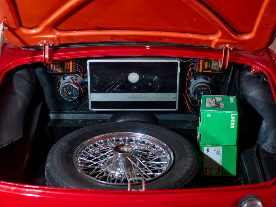 Image 18/27 of MG MGB GT (1972)