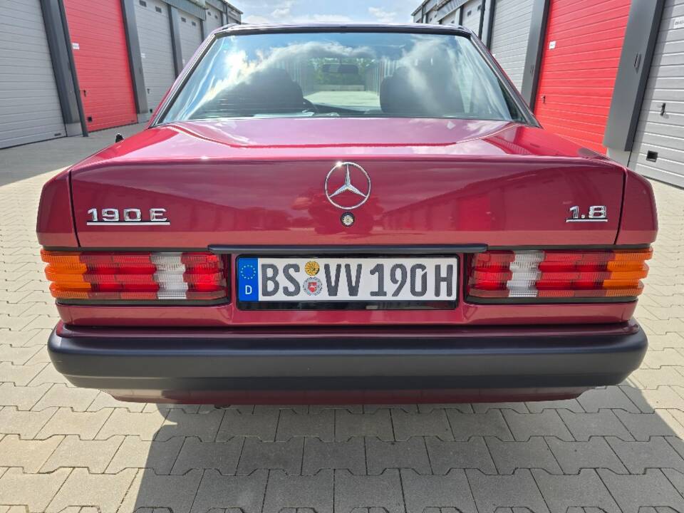 Imagen 33/69 de Mercedes-Benz 190 E 1.8 (1991)