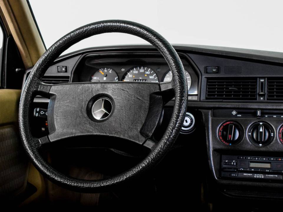 Image 17/50 de Mercedes-Benz 190 D 2.5 Turbo (1989)