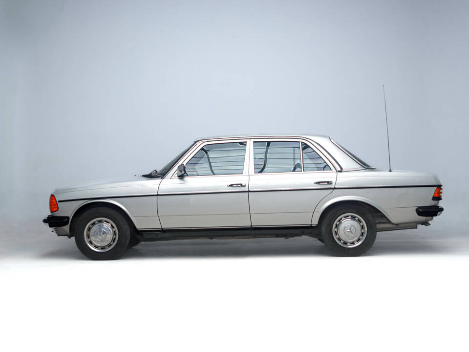 Image 6/25 de Mercedes-Benz 300 D (1985)