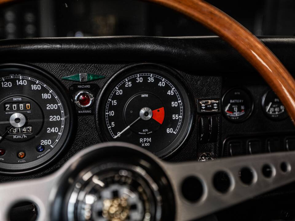 Image 29/53 de Jaguar E-Type (1970)