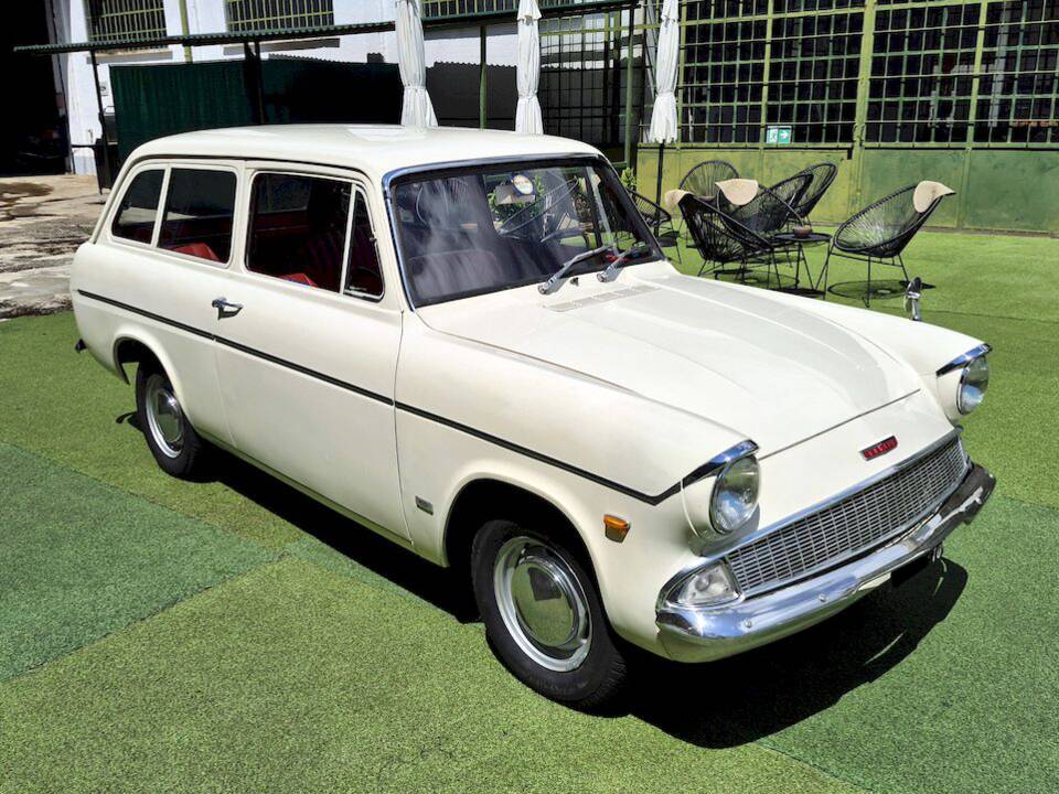 Image 19/63 of Ford Anglia (1965)
