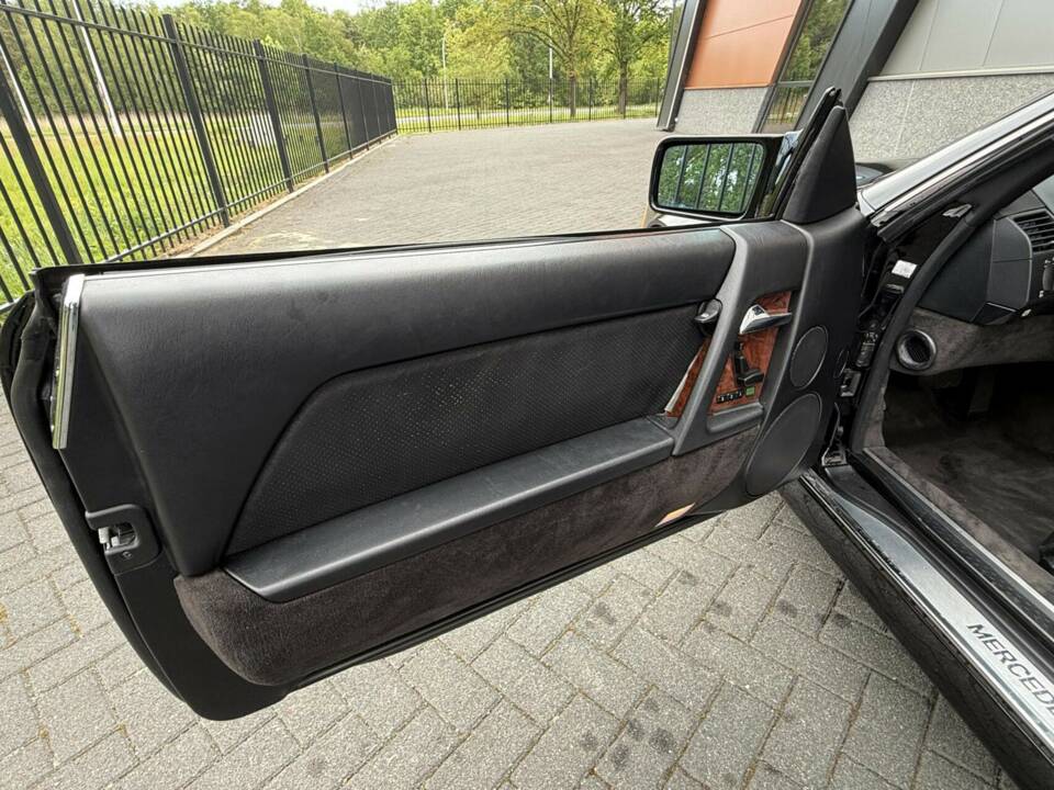 Image 22/50 of Mercedes-Benz 500 SL (1991)