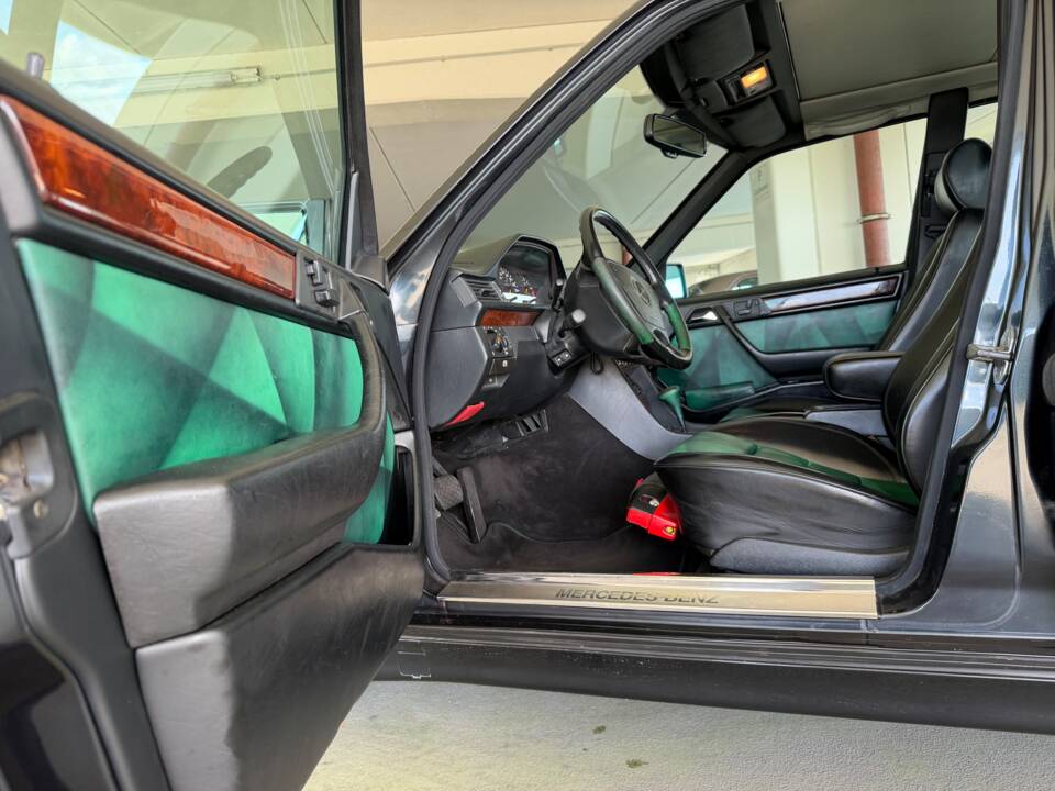 Image 14/25 of Mercedes-Benz E 500 Limited (1994)