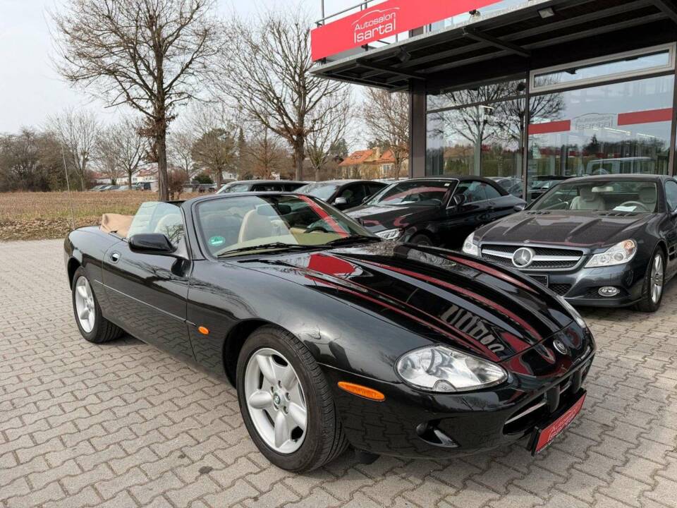 Image 6/34 of Jaguar XK8 4.0 (1997)