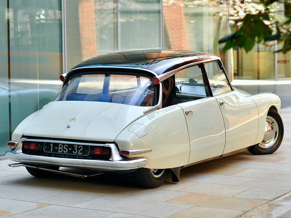 Image 54/77 de Citroën DS 19 (1958)