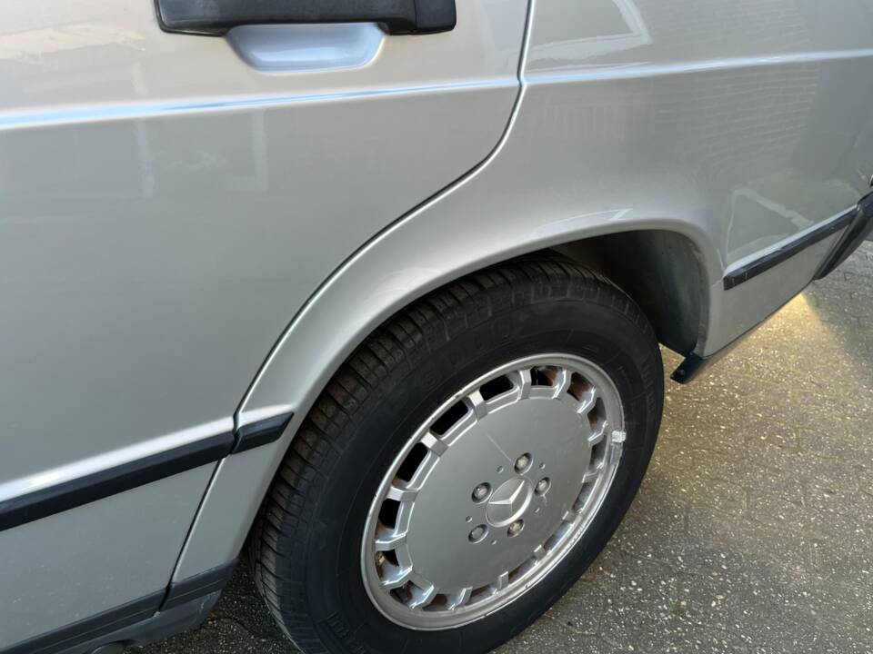 Image 43/89 de Mercedes-Benz 190 E 2.6 (1988)