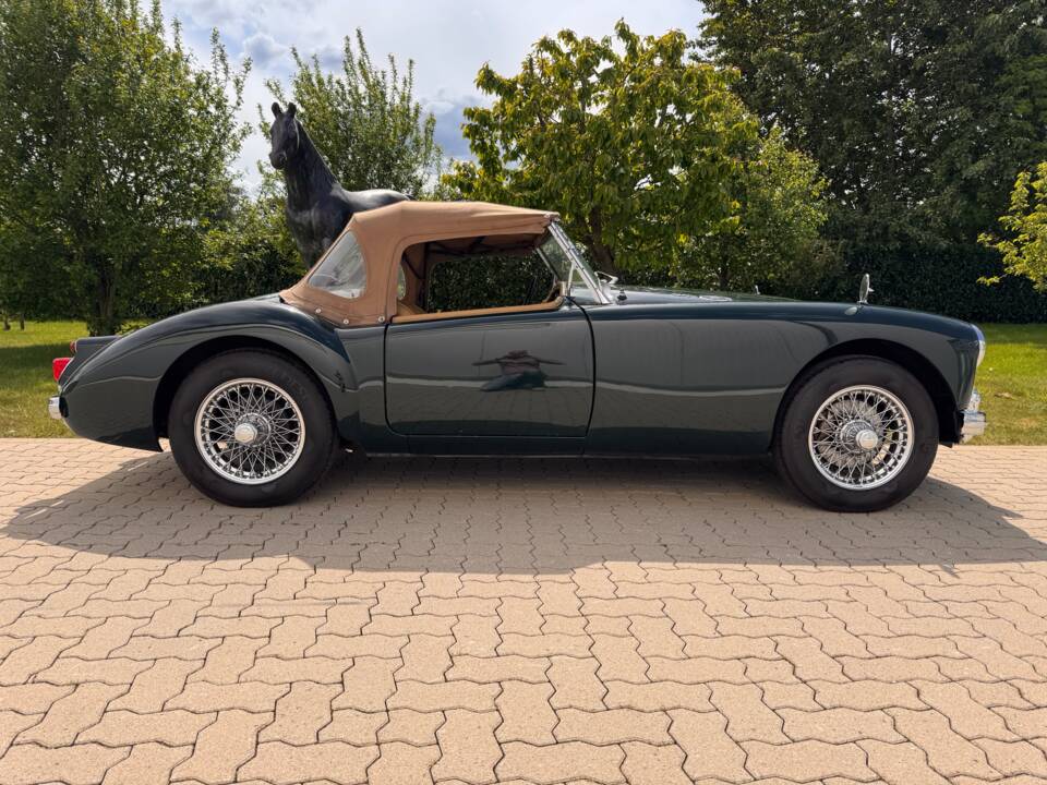 Image 8/79 of MG MGA 1600 (1961)