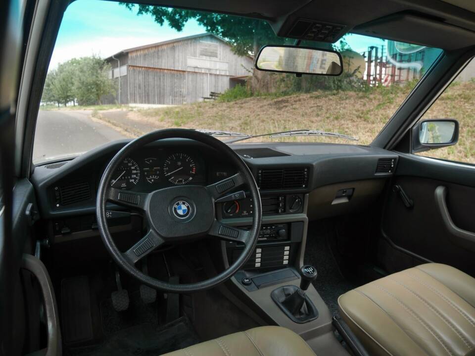 Image 26/42 of BMW 528i (1900)