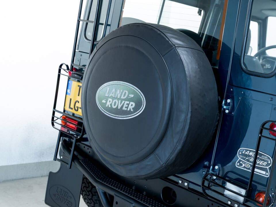 Image 36/43 of Land Rover Defender 90 &quot;50th Anniversary&quot; (1998)