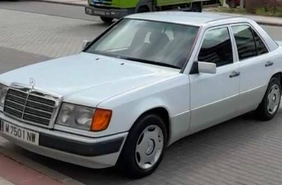 Immagine 1/33 di Mercedes-Benz 230 E (1992)