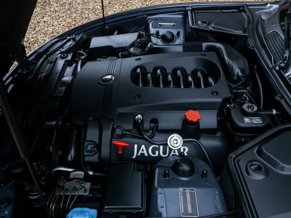 Immagine 26/50 di Jaguar XK8 4.0 (2002)