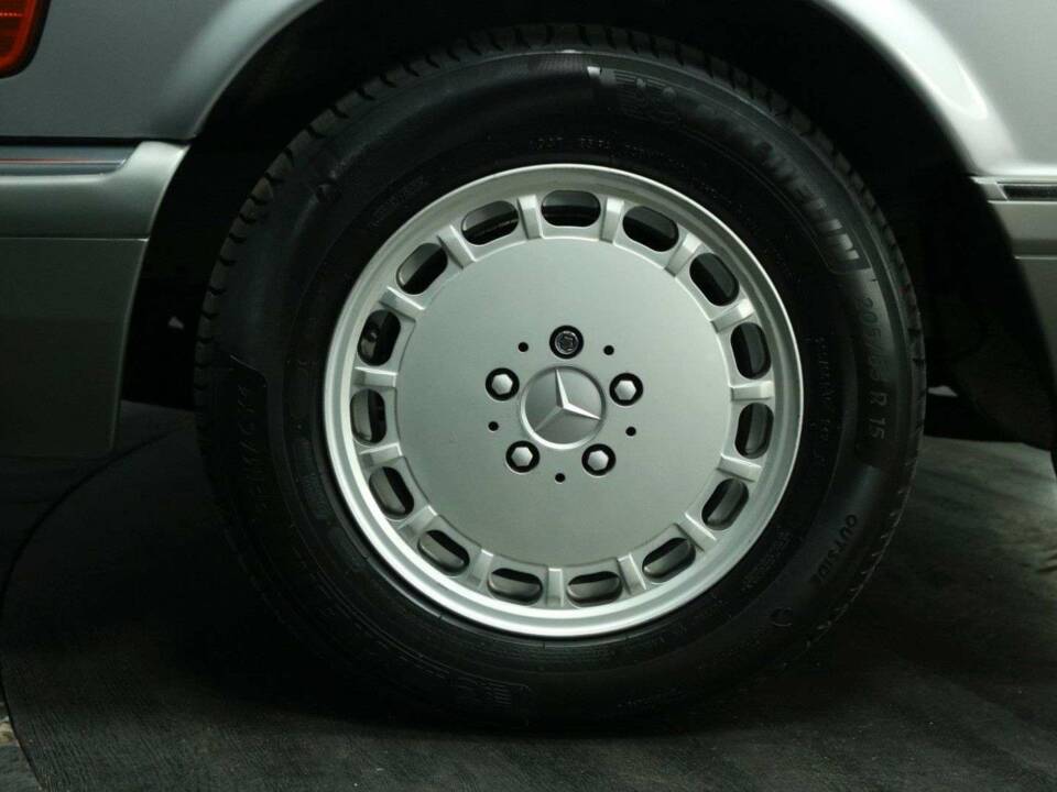 Afbeelding 47/50 van Mercedes-Benz 560 SEC (1991)
