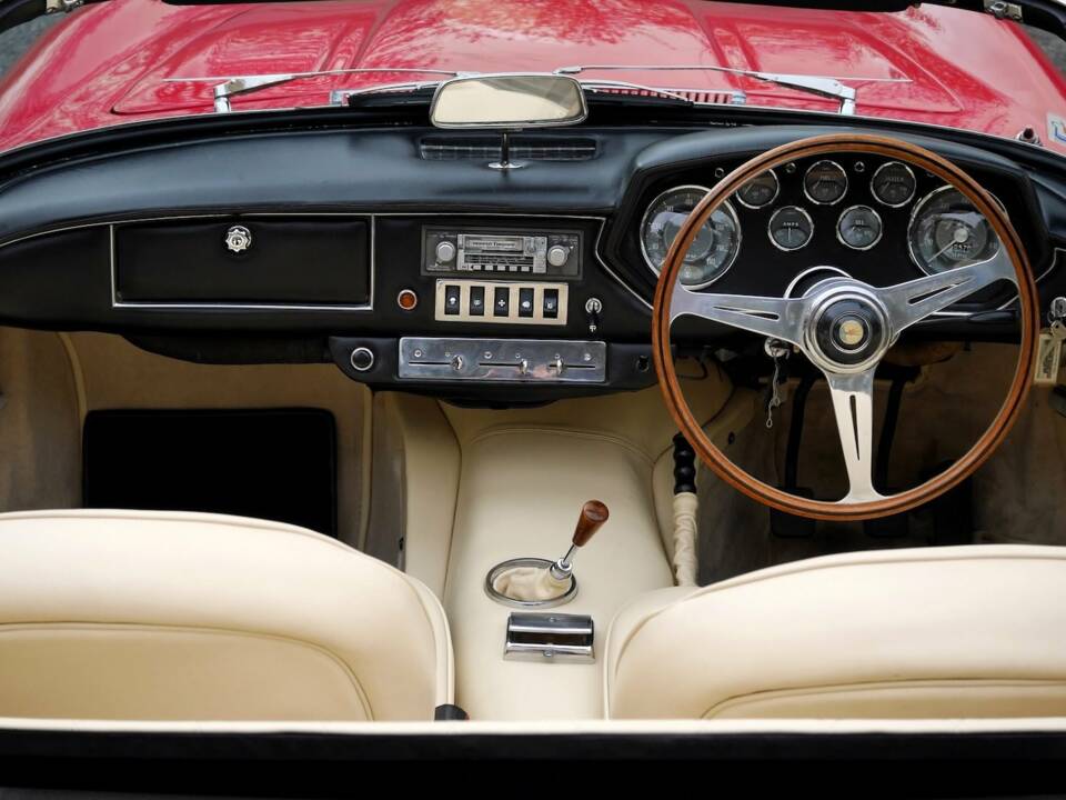 Image 8/23 of Maserati Mistral 3700 Spyder (1967)