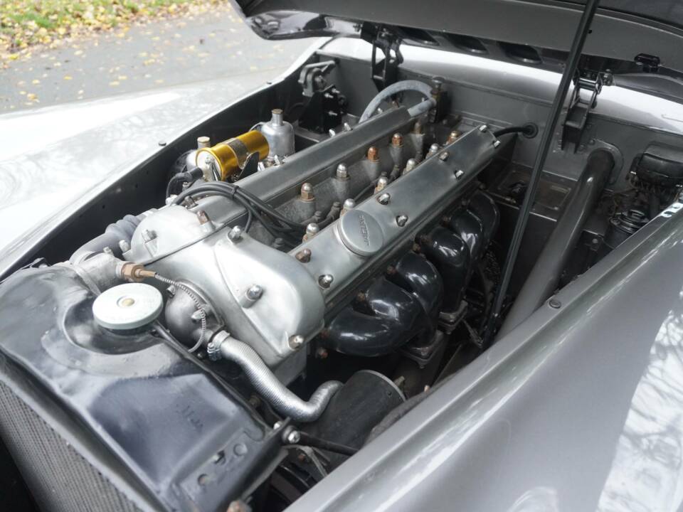 Image 16/19 of Jaguar XK 120 OTS (1952)
