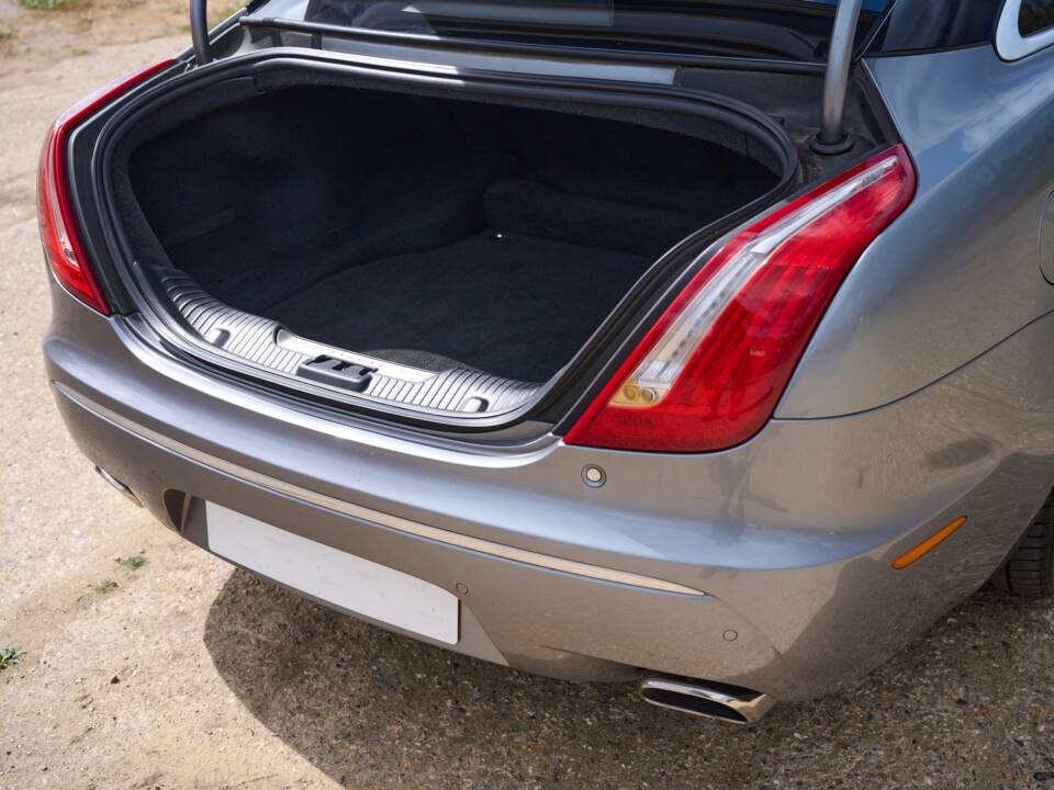 Bild 18/50 von Jaguar XJ 5.0 (2010)
