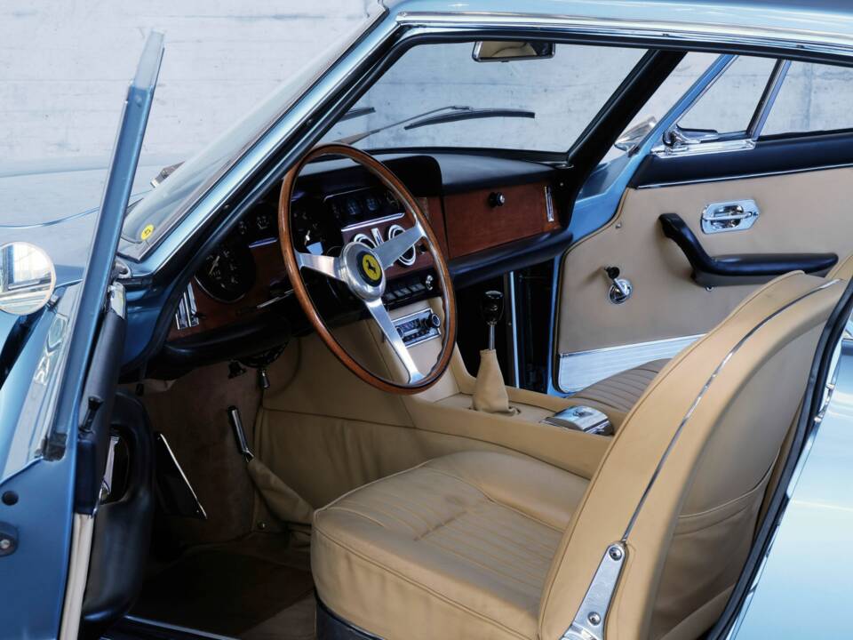 Image 20/50 of Ferrari 330 GT 2+2 (1964)