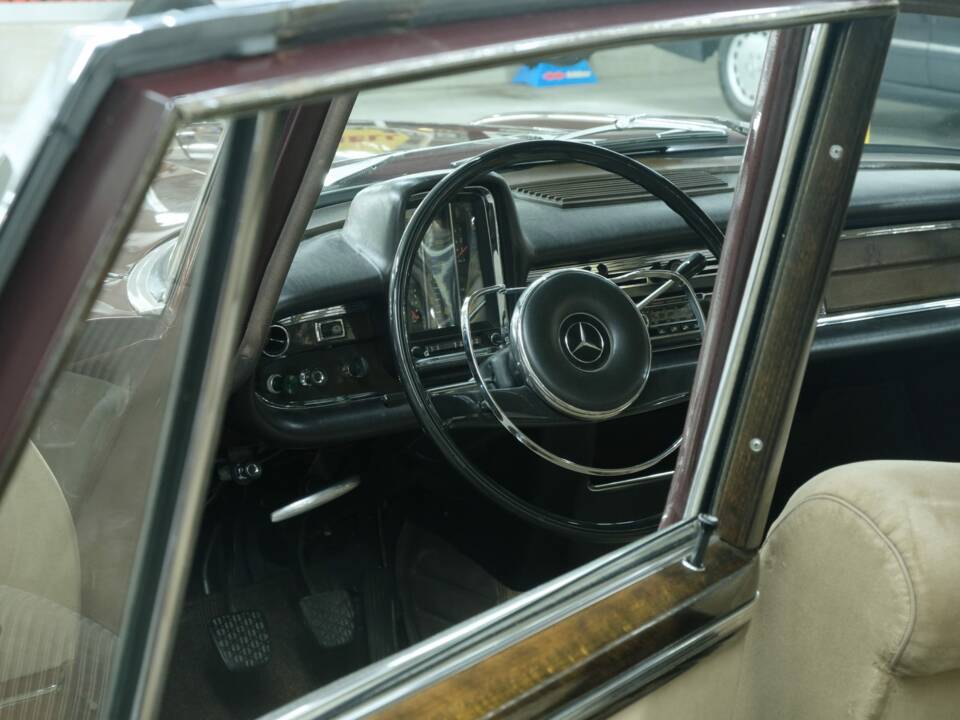 Image 22/50 of Mercedes-Benz 300 SE lang (1965)