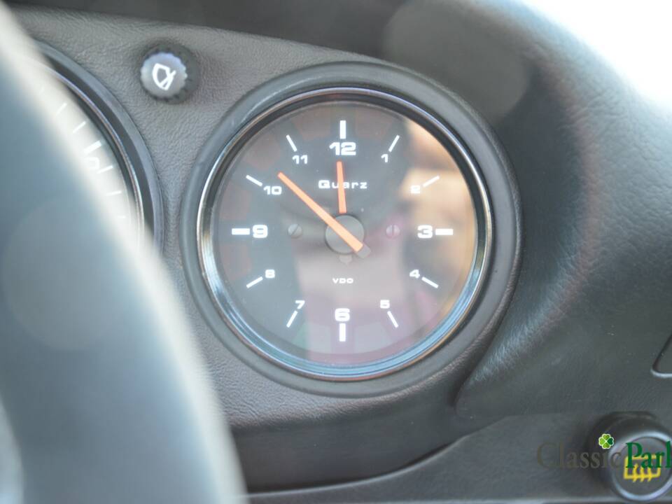 Image 32/50 de Porsche 911 Carrera 2 (1991)