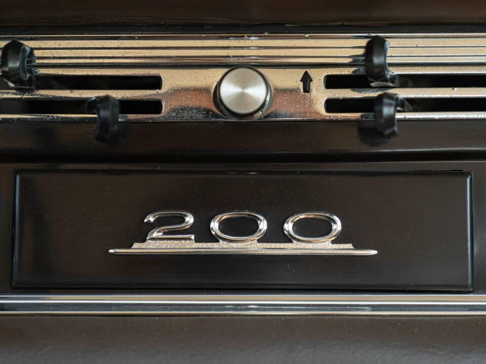 Image 47/50 of Mercedes-Benz 200 (1966)