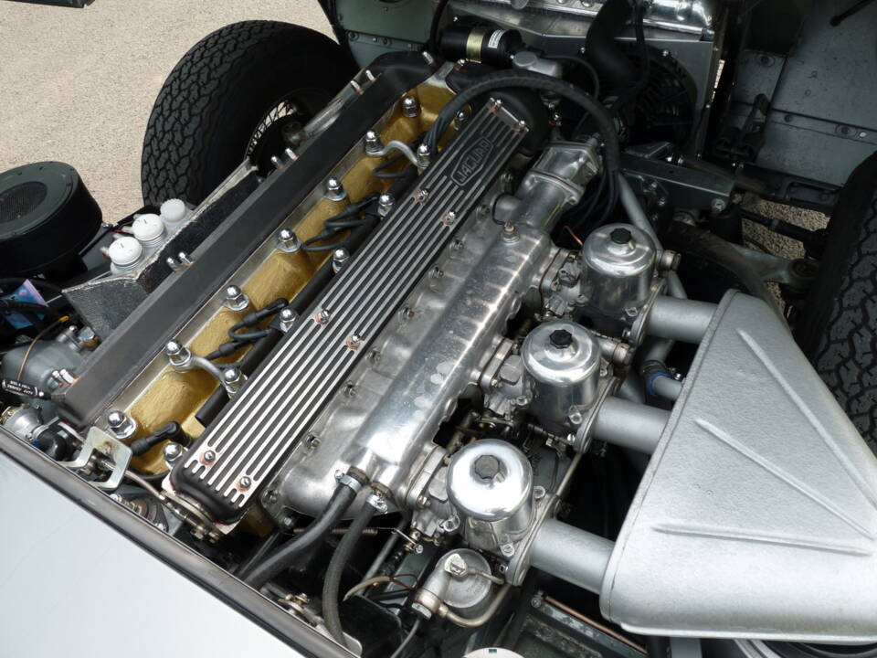 Image 16/22 de Jaguar E-Type (1968)