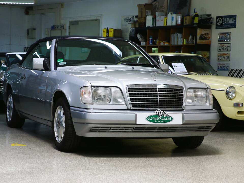Immagine 4/43 di Mercedes-Benz E 200 (1994)