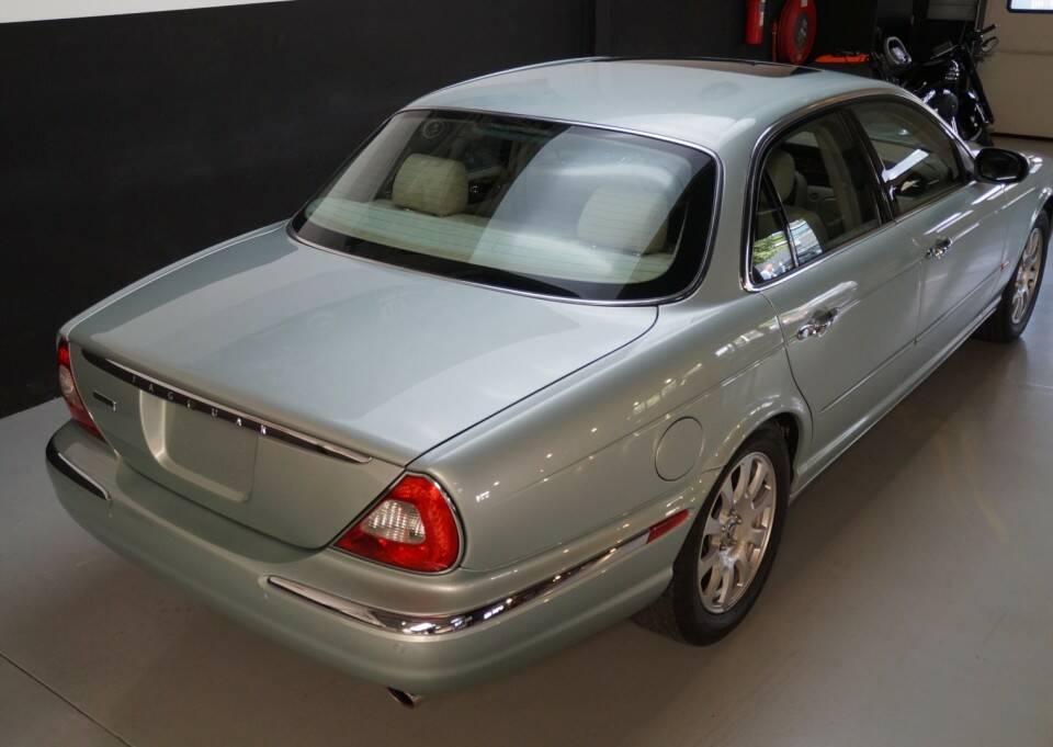 Image 36/46 of Jaguar XJ 8 4.2 (2004)