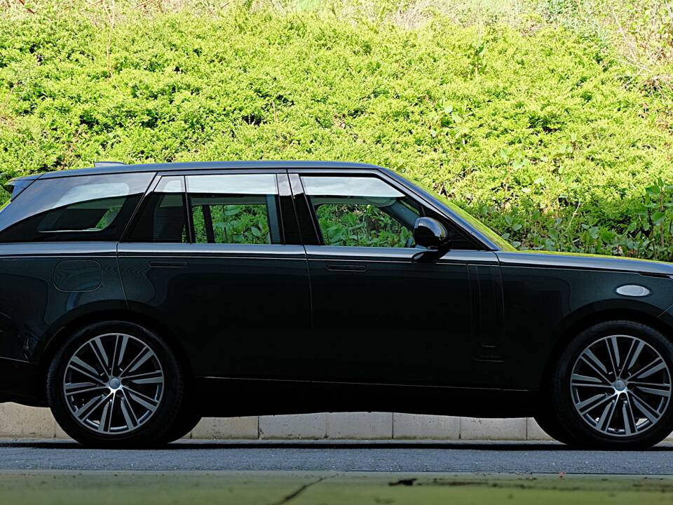 Image 6/61 of Land Rover Range Rover D350 (2025)