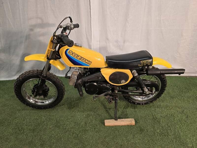 Image 2/10 of Suzuki DUMMY (1982)