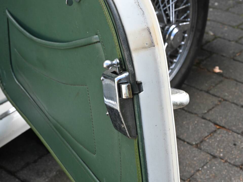 Image 26/50 of MG TF 1500 (1954)