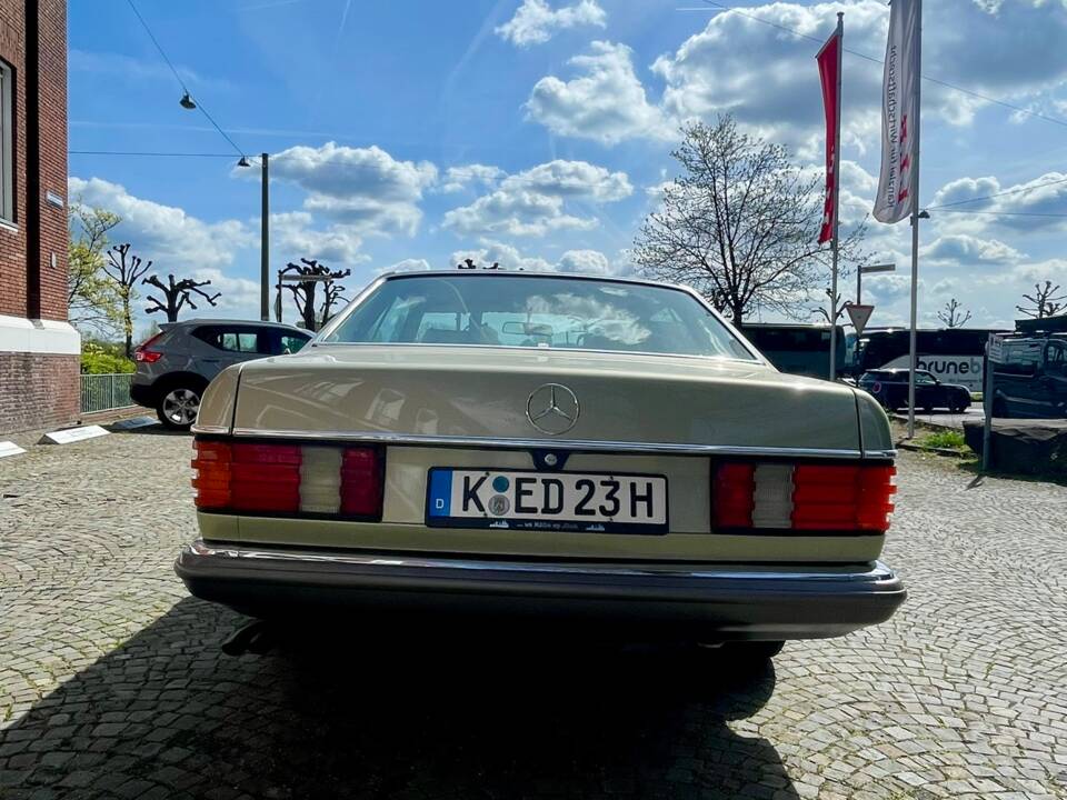 Bild 50/65 von Mercedes-Benz 380 SEC (1983)