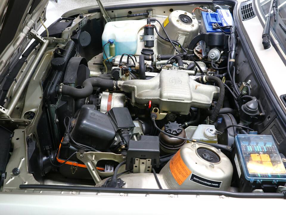 Afbeelding 34/40 van BMW 318i (1987)