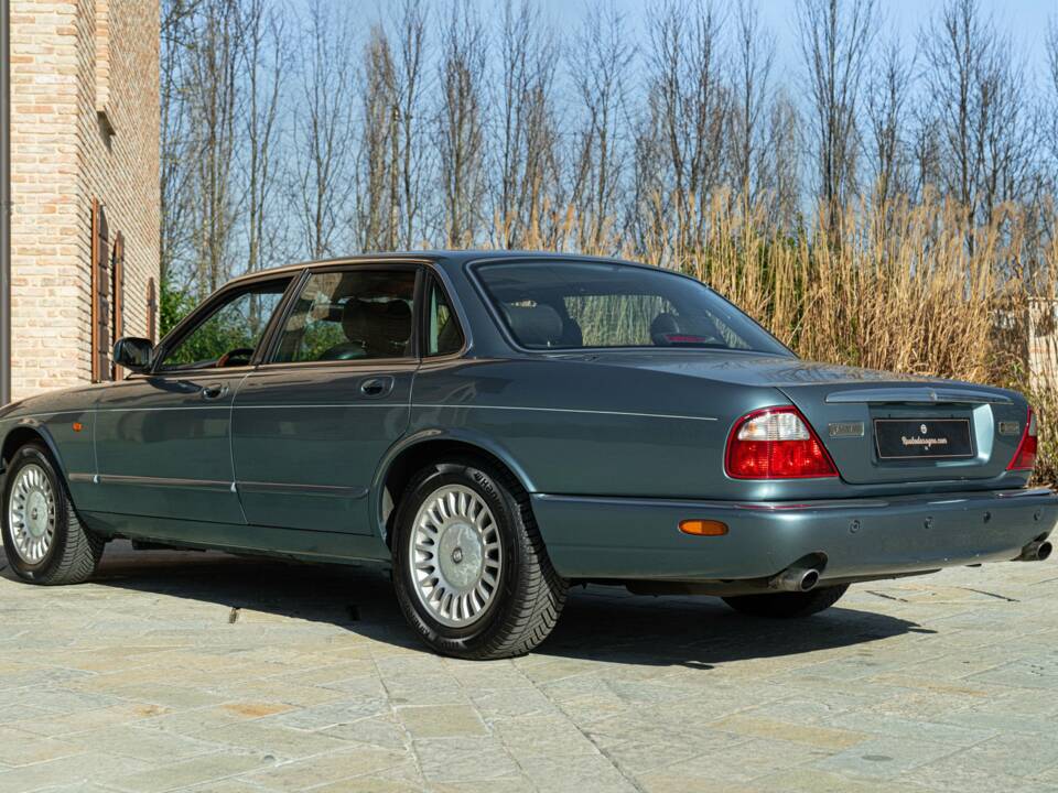 Bild 6/50 von Jaguar XJ 8 Executive (1997)