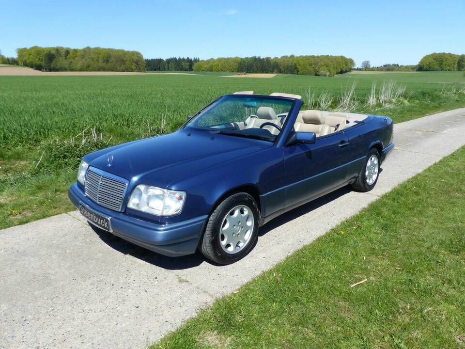 Mercedes-Benz E 220 Cabriolet (C 124) nachtblau 1994