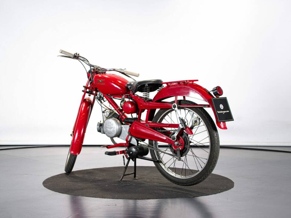 Immagine 2/50 di Moto Guzzi Motoleggera 65 (1951)