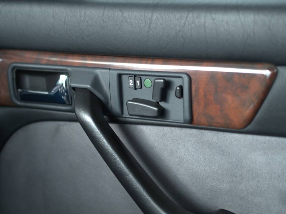 Image 40/52 of Mercedes-Benz 560 SEL (1988)