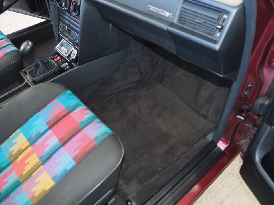Image 66/137 of Mercedes-Benz 190 E 1.8 Avantgarde &quot;Rosso&quot; (1992)