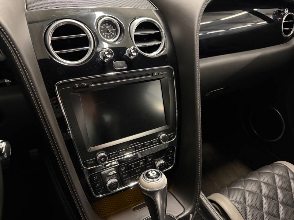 Image 18/22 of Bentley Continental GTC V8 S (2017)