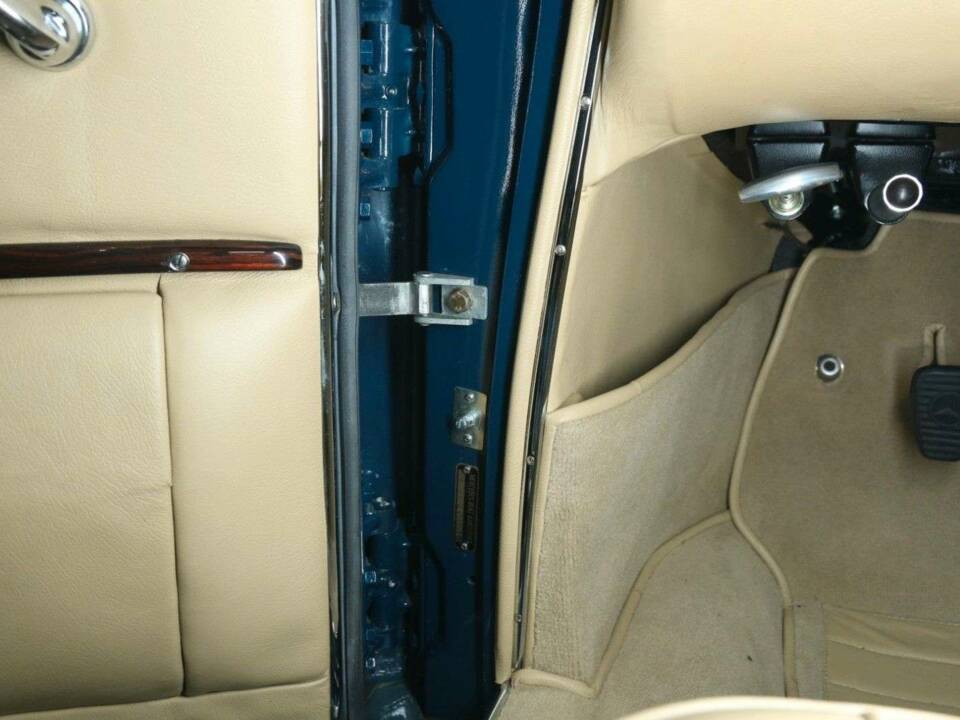 Afbeelding 12/50 van Mercedes-Benz 220 S Cabriolet (1957)