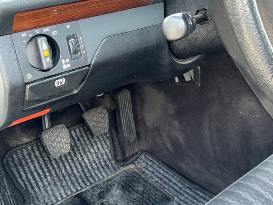 Immagine 13/33 di Mercedes-Benz 230 E (1992)