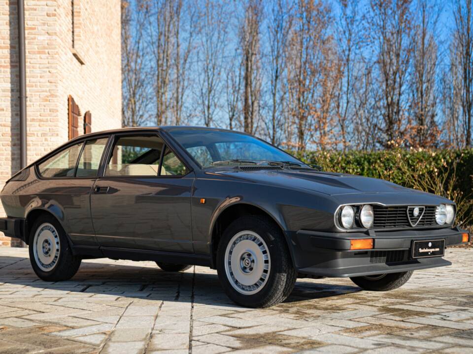 Bild 2/50 von Alfa Romeo GTV 6 2.5 (1981)