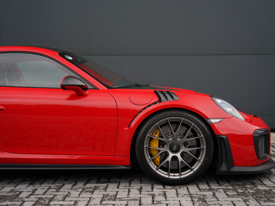 Image 18/50 de Porsche 911 GT2 RS Weissach (2018)