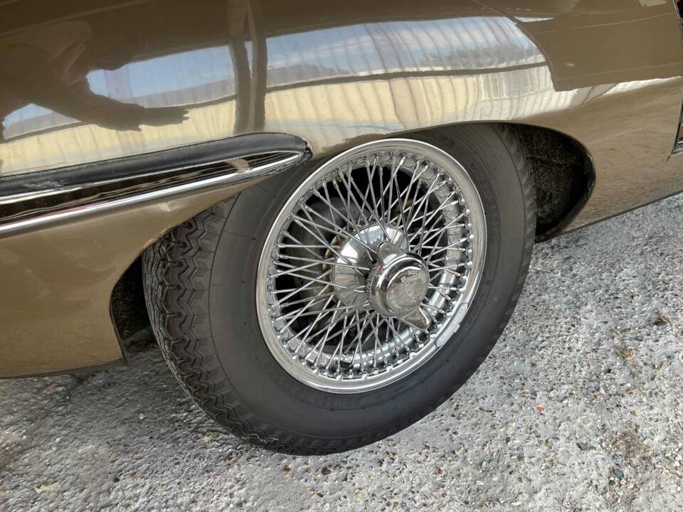 Image 6/12 of Jaguar E-Type (1971)