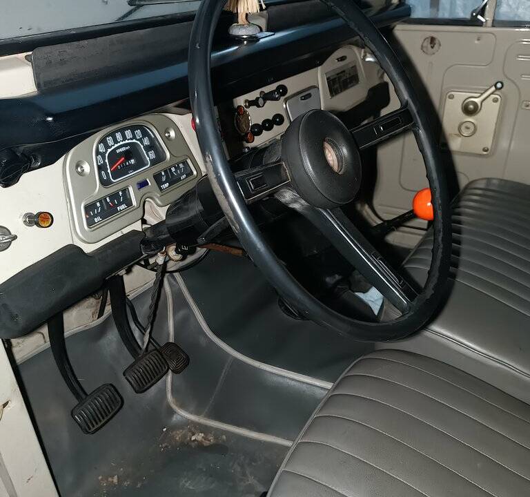 Image 2/6 of Toyota Land Cruiser FJ 43 (1975)